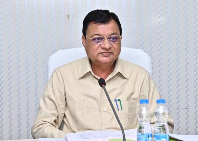 रायपुर : कारखानों में श्रमिकों के नियमित स्वास्थ्य जाँच में नहीं चलेगी मनमानी, श्रम मंत्री देवांगन ने दिए कड़े निर्देश