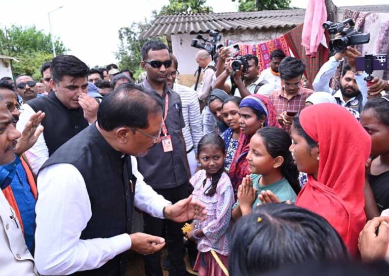 बाढ़ प्रभावितों का हाल जानने उनके बीच पहुँचे मुख्यमंत्री साय: अधिकारियों को राहत एवं पुनर्वास कार्यों में तेजी लाने के निर्देश