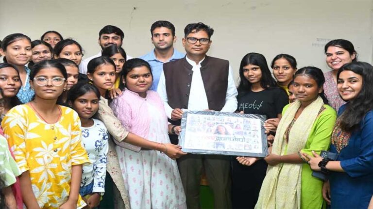 रायपुर : ‘नवगुरुकुल’ में छात्राओं से मिले वित्त मंत्री ओ.पी. चैधरी, आत्मविश्वास और सकारात्मक सोच से आगे बढ़ने की दी प्रेरणा