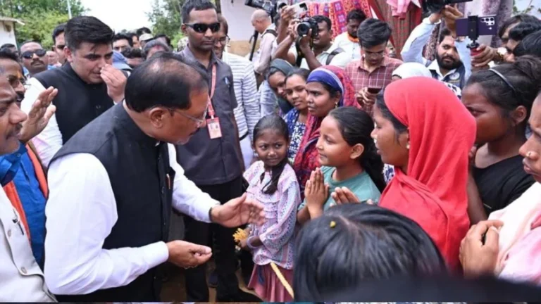 बाढ़ प्रभावितों का हाल जानने सीधे उनके बीच पहुँचे मुख्यमंत्री श्विष्णु देव साय: अधिकारियों को राहत एवं पुनर्वास कार्यों में तेजी लाने के निर्देश….