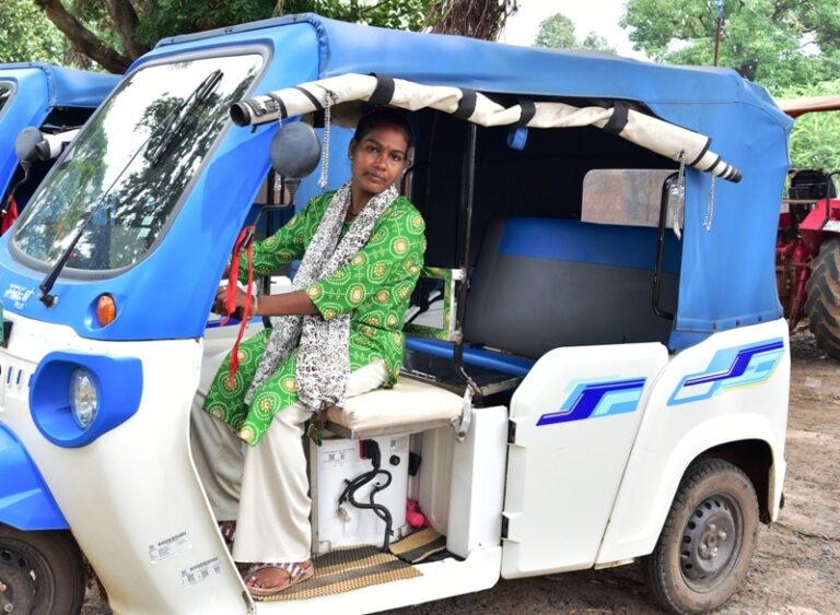 दीदी ई रिक्शा योजना से आदिलक्ष्मी को मिली नई राह….