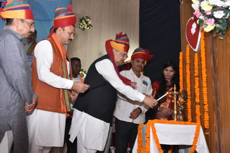 विधानसभा अध्यक्ष और लोक स्वास्थ्य एवं परिवार कल्याण मंत्री ने मेडिकल कॉलेज राजनांदगांव में ट्रॉमा सेंटर एवं भारत रत्न स्वर्गीय अटल बिहारी वाजपेयी जी की आदमकद प्रतिमा स्थापना के लिए किया भूमिपूजन…