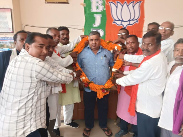 घाँसी(घसिया) समाज के जनप्रतिनिधियों ने मंत्री से की मुलाकात,दी बधाई,सामाज के बारे में किए चर्चा।