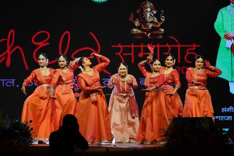 चक्रधर समारोह के आठवें दिन उत्तर-दक्षिण नृत्य संगम, कथक और भरतनाट्यम से बंधा भक्ति रस का माहौल…. चक्रधर समारोह के आठवें दिन उत्तर-दक्षिण नृत्य संगम, कथक और भरतनाट्यम से बंधा भक्ति रस का माहौल….