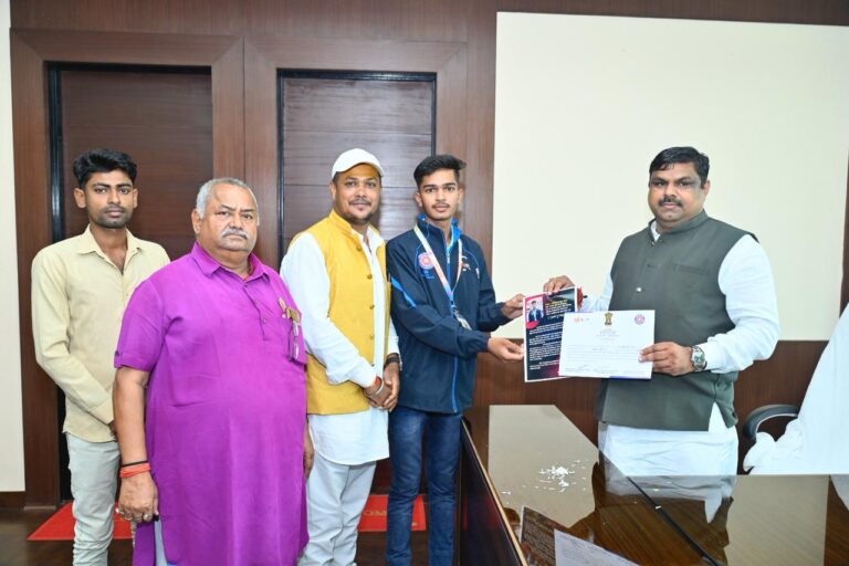 शिक्षा मंत्री गजेन्द्र यादव से ओमप्रकाश सेन ने की सौजन्य भेंट….