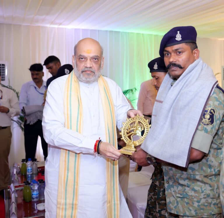 केन्द्रीय गृह मंत्री अमित शाह ने कर्रेगुट्टालु पहाड़ी पर ‘ऑपरेशन ब्लैक फॉरेस्ट’ को सफलतापूर्वक अंजाम देने वाले सीआरपीएफ, छत्तीसगढ़ पुलिस, डीआरजी और कोबरा के जवानों से भेंट की और उन्हें सम्मानित किया….