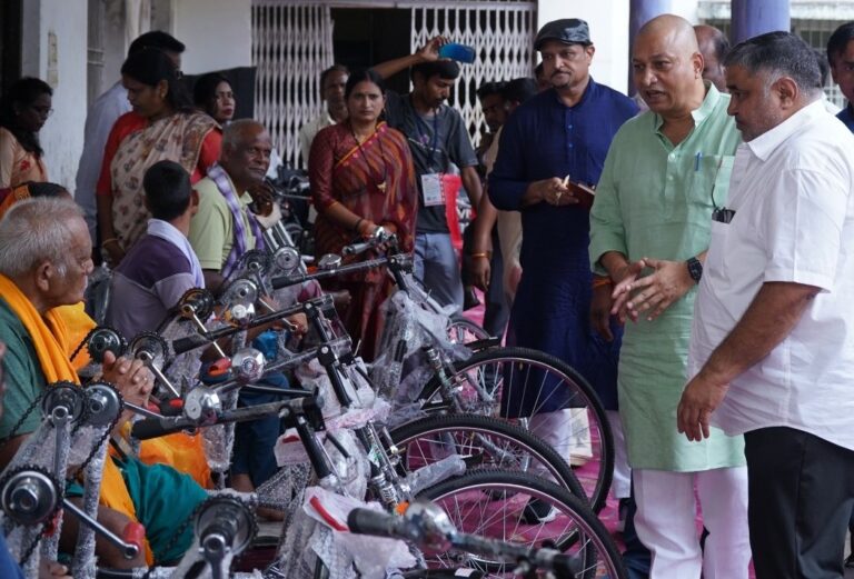 पर्यटन एवं संस्कृति मंत्री राजेश अग्रवाल ने दिव्यांगजनों को ट्रायसायकल एवं व्हीलचेयर का किया वितरण…. पर्यटन एवं संस्कृति मंत्री राजेश अग्रवाल ने दिव्यांगजनों को ट्रायसायकल एवं व्हीलचेयर का किया वितरण….