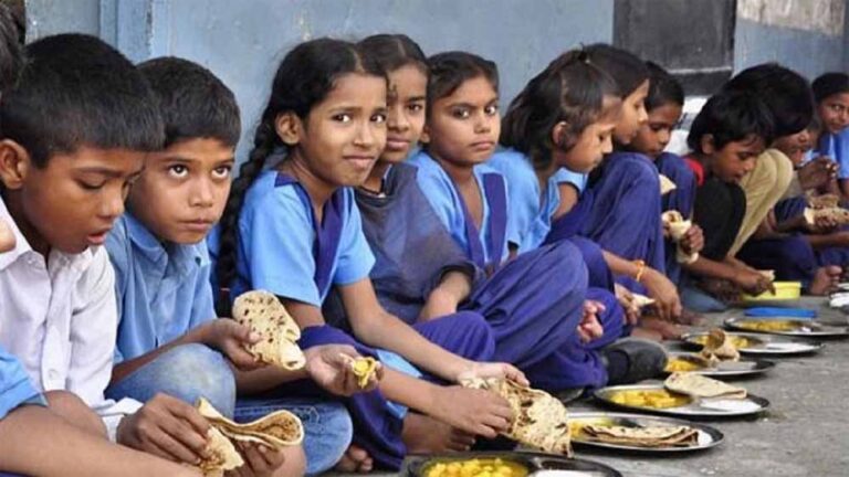 स्कूल की कैंटीन में कीड़े, बच्चों की सुरक्षा पर सवाल – प्रिंसिपल को मिला नोटिस