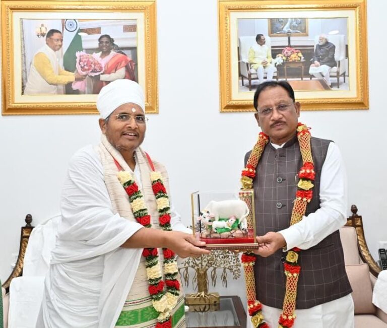 मुख्यमंत्री से पूज्य संत असंग देव जी ने की सौजन्य भेंट….