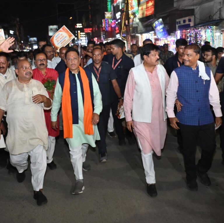 जीएसटी बचत उत्सव का जायजा लेने बाजार पहुंचे मुख्यमंत्री विष्णु देव साय….