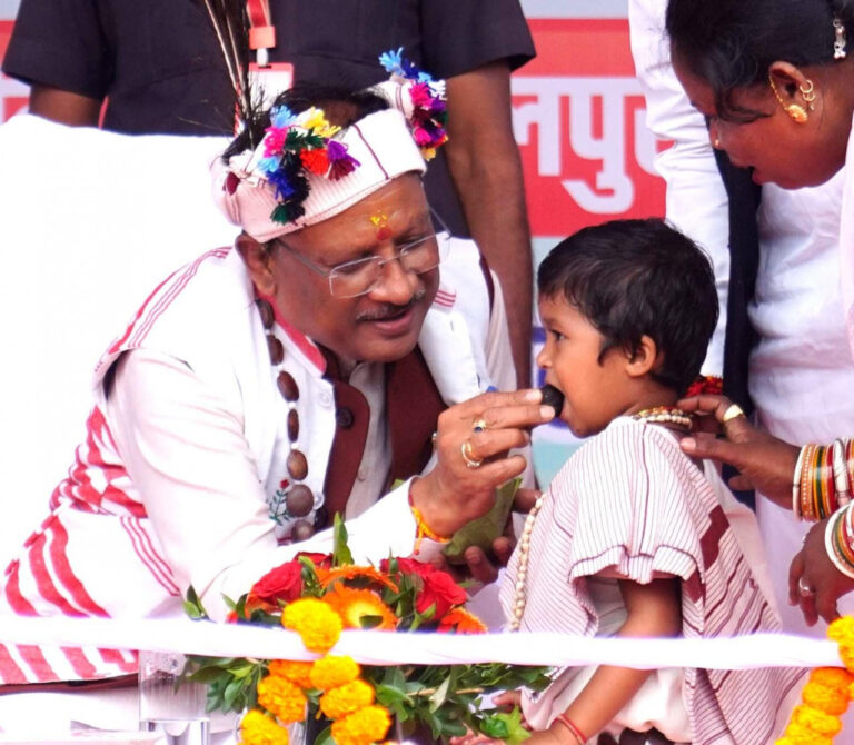 मुख्यमंत्री विष्णुदेव साय का आत्मीय और वात्सल्यपूर्ण व्यवहार : नन्ही बच्ची भूमिका बघेल को दुलारते हुए खिलाया महुआ लड्डू…..