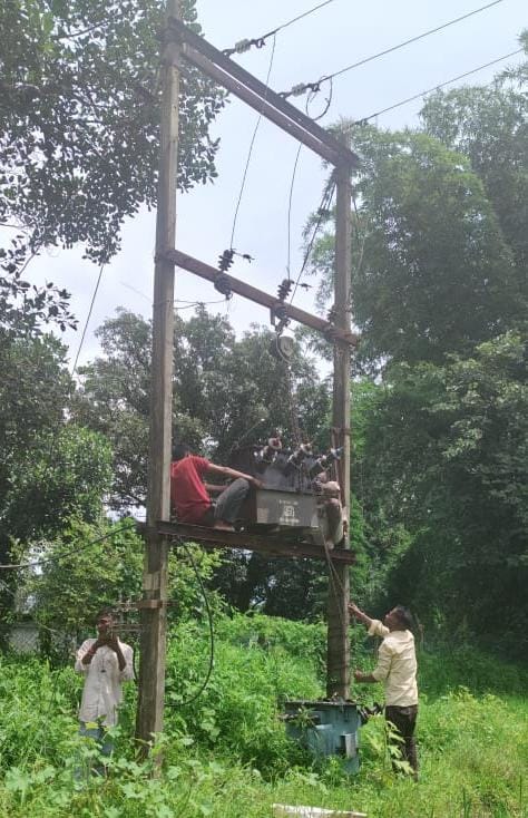 मुख्यमंत्री कैंप कार्यालय की पहल पर ग्राम बोड़ालता में बदला गया ट्रांसफार्मर…. मुख्यमंत्री कैंप कार्यालय की पहल पर ग्राम बोड़ालता में बदला गया ट्रांसफार्मर….