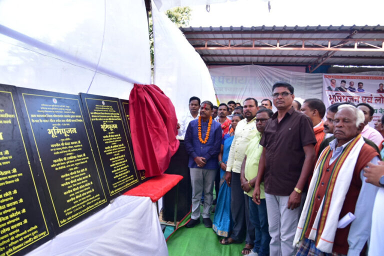 वन मंत्री केदार कश्यप ने गोलावंड में लगभग 01 करोड़ 69 लाख के विकास कार्यों का किया भूमिपूजन…. वन मंत्री केदार कश्यप ने गोलावंड में लगभग 01 करोड़ 69 लाख के विकास कार्यों का किया भूमिपूजन….