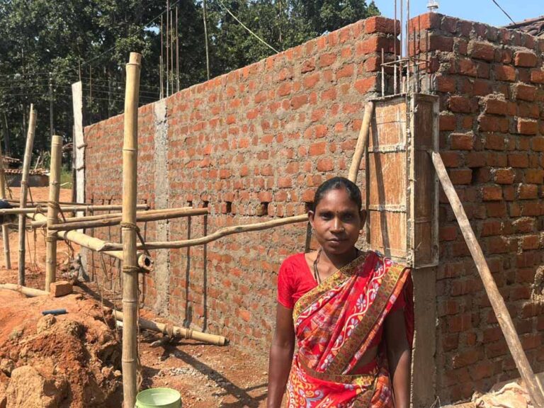 मिट्टी की झोपड़ी से पक्के घर तक : सन्ना गांव की महंती बेक की कहानी