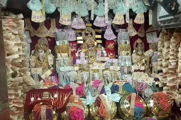 भक्तों के 1 करोड़ से सजा महालक्ष्मी मंदिर: देश का इकलौता मंदिर जहां 5 दिन नोट और आभूषणों से सजावट