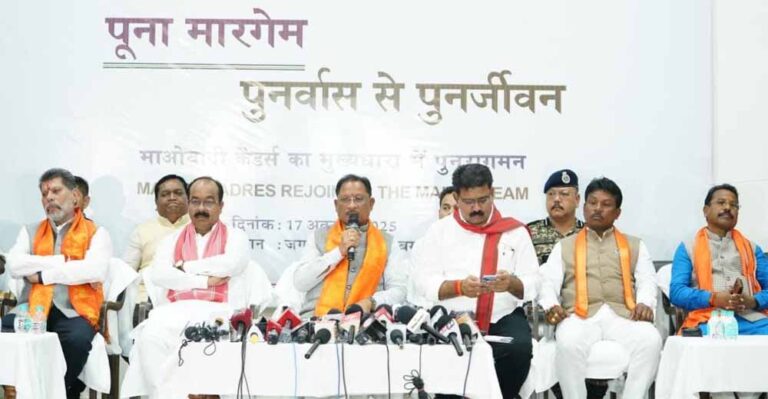 मुख्यधारा में लौटे माओवादी कैडर — बस्तर में शांति, विश्वास और विकास की नई सुबह : मुख्यमंत्री साय मुख्यधारा में लौटे माओवादी कैडर — बस्तर में शांति, विश्वास और विकास की नई सुबह : मुख्यमंत्री साय