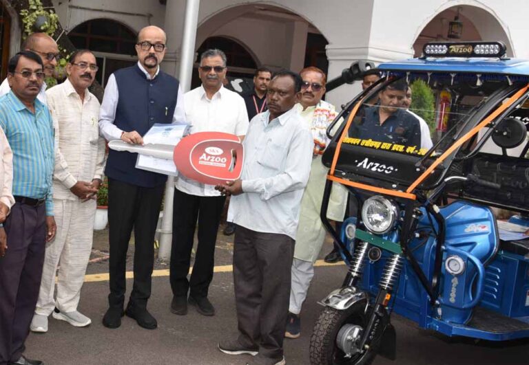 राज्यपाल डेका ने सरस्वती शिक्षा संस्थान को प्रदान किए चार ई-रिक्शे