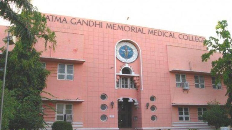 पीजी स्टूडेंट ने लगाया गंभीर आरोप: प्रताड़ना से 22 किलो वजन घटा, OT से बेदखल करने की धमकी