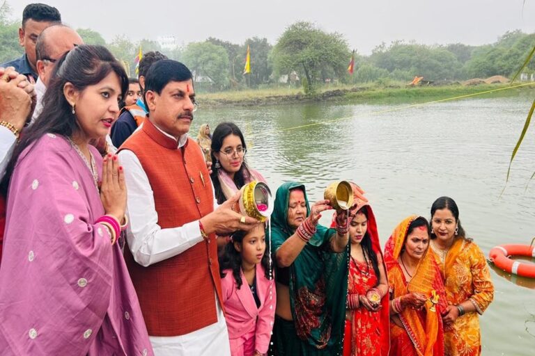 सीएम उज्जैन पहुंचे छठ के आखिरी दिन, विक्रम सरोवर घाट पर सूर्य को अर्घ्य अर्पित
