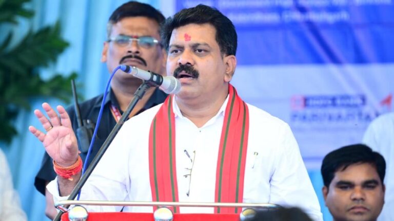 रायपुर : बच्चों के संग विद्यार्थी बने उपमुख्यमंत्री  विजय शर्मा