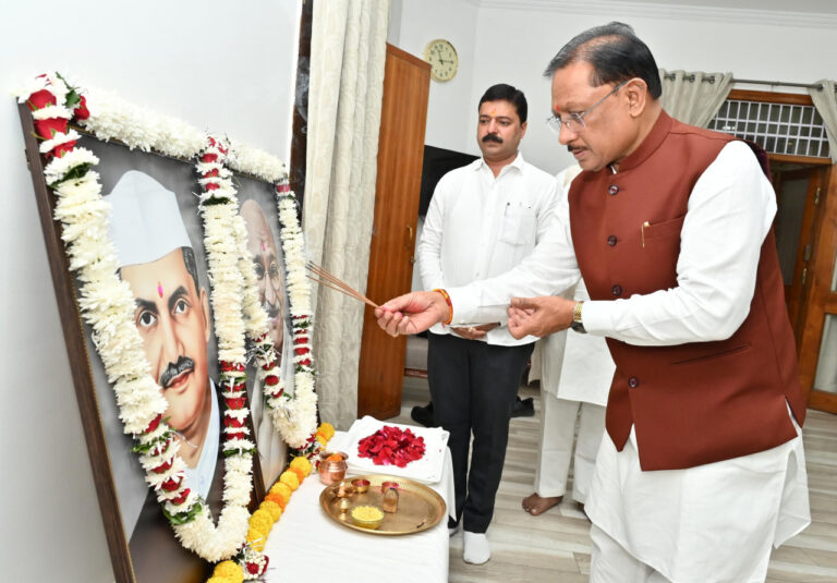 मुख्यमंत्री विष्णुदेव साय ने राष्ट्रपिता महात्मा गांधी और पूर्व प्रधानमंत्री लाल बहादुर शास्त्री को उनकी जयंती पर किया नमन….