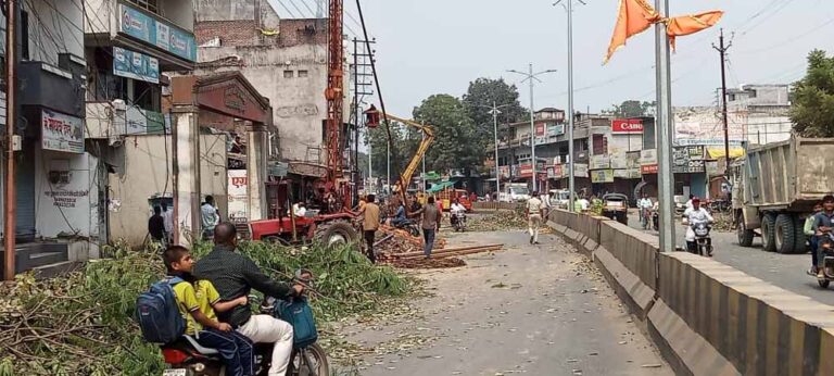 इंदौर-इच्छापुर हाईवे पर प्रशासन का बड़ा फैसला: मंदिर-मजारें हटाई गईं, विकास के रास्ते खुले
