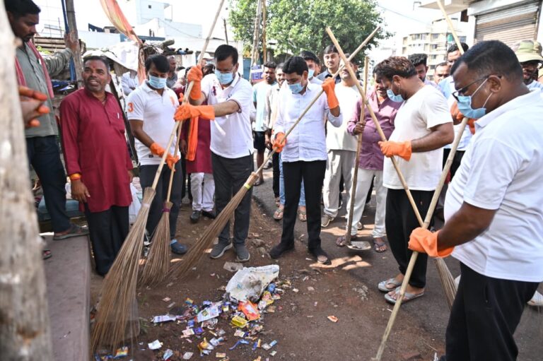 राजस्व मंत्री टंक राम वर्मा ने खेल मैदान में सफाई कर दिया स्वच्छता का संदेश….