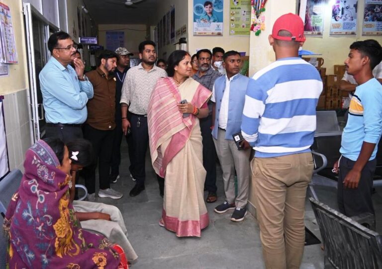 मंत्री श्रीमती लक्ष्मी राजवाड़े ने सूरजपुर जिले के ग्राम भांड़ी में उल्टी-दस्त से पीड़ित ग्रामीणों से की मुलाकात…. मंत्री श्रीमती लक्ष्मी राजवाड़े ने सूरजपुर जिले के ग्राम भांड़ी में उल्टी-दस्त से पीड़ित ग्रामीणों से की मुलाकात….