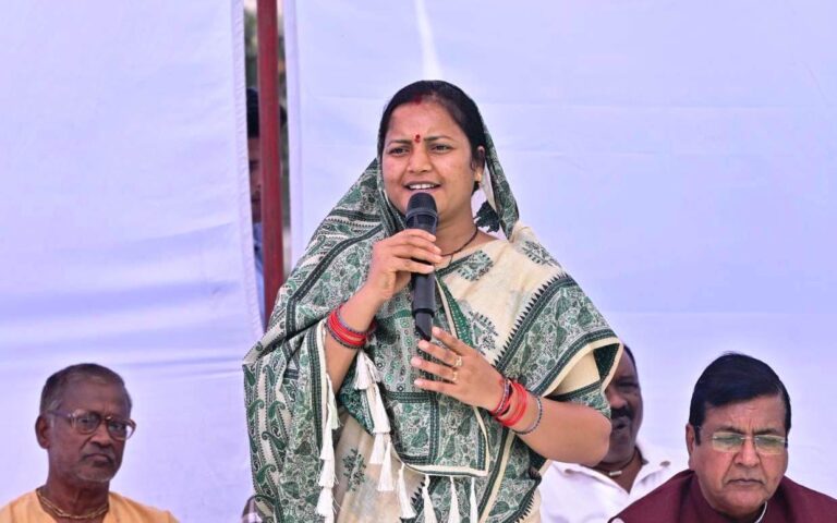 मंत्री श्रीमती लक्ष्मी राजवाड़े के प्रयासों से ग्रामीणों की मांग हुई पूरी: सूरजपुर में 11 करोड़ 39 लाख रुपये की लागत से दो सड़कों का निर्माण कार्य प्रारंभ….