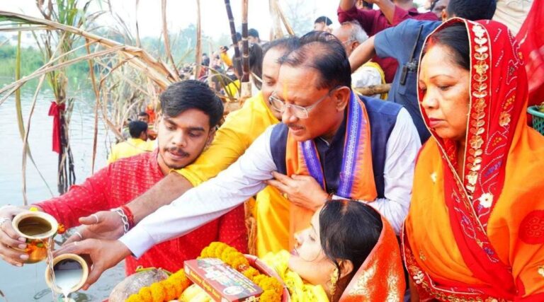 मुख्यमंत्री विष्णुदेव साय ने कुनकुरी छठ घाट में सूर्य को दिया अर्घ्य: प्रदेश के सुख, समृद्धि और खुशहाली की कामना की… मुख्यमंत्री विष्णुदेव साय ने कुनकुरी छठ घाट में सूर्य को दिया अर्घ्य: प्रदेश के सुख, समृद्धि और खुशहाली की कामना की…