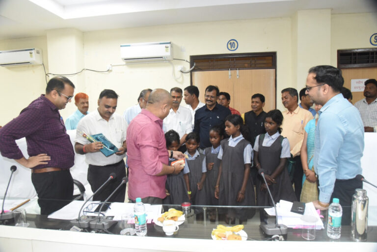 शिक्षा की मुख्यधारा से जुड़े उत्साहित पहाड़ी कोरवा बच्चों ने कलेक्टर से की मुलाकात…