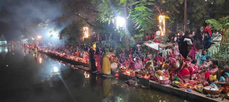 आमातालाब के घाट पर उगते सूर्य को छठ व्रतियों ने दी उषा अर्घ्य देकर 4 दिवसीय पवित्र अनुष्ठान का समापन किया आमातालाब के घाट पर उगते सूर्य को छठ व्रतियों ने दी उषा अर्घ्य देकर 4 दिवसीय पवित्र अनुष्ठान का समापन किया