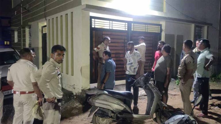 छत्तीसगढ़ में बड़ा खुलासा: जुआ खेलते पकड़े गए 6 पटवारी, संघ का कार्यकारी अध्यक्ष भी शामिल!