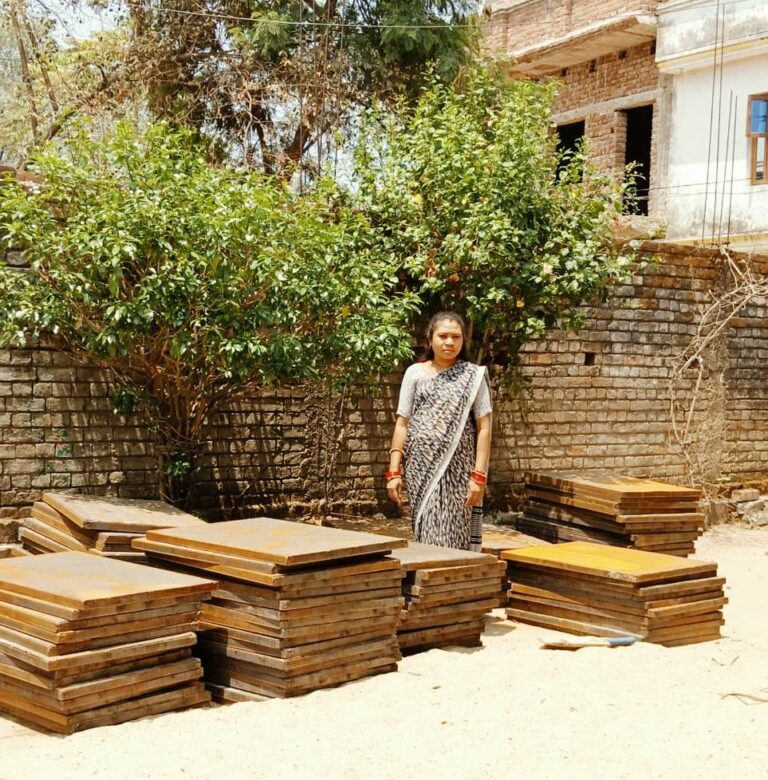 सेंट्रिंग प्लेट्स से मिला दी रश्मि के सपनों को सहारा: बिर्रा गांव की रश्मि अब 20 हजार महीने की कमाई से बनी आत्मनिर्भर महिला उद्यमी…..