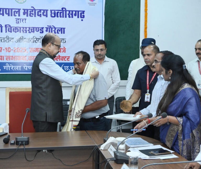 राज्यपाल रमेन डेका ने उत्कृष्ट कार्य के लिए डाइट के प्राचार्य को सम्मानित किया….