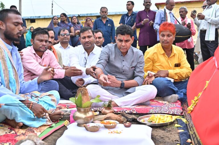 ग्रामीणों का जीवन स्तर ऊंचा होने से ही बनेगा विकसित छत्तीसगढ़- मंत्री टंक राम वर्मा…. ग्रामीणों का जीवन स्तर ऊंचा होने से ही बनेगा विकसित छत्तीसगढ़- मंत्री टंक राम वर्मा….