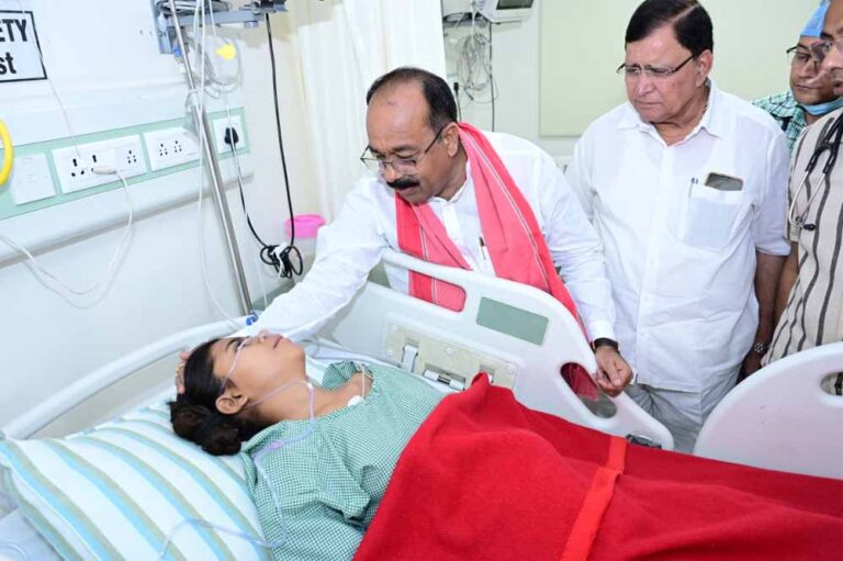 उप मुख्यमंत्री अरुण साव रेल हादसे में घायल लोगों से मिले, डॉक्टरों को बेहतर से बेहतर इलाज के दिए निर्देश