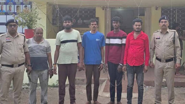 फैक्टरी में काम करने वाले बिहार के मजदूर की पीट-पीटकर हत्या, पुलिस ने पांच आरोपी दबोचे फैक्टरी में काम करने वाले बिहार के मजदूर की पीट-पीटकर हत्या, पुलिस ने पांच आरोपी दबोचे