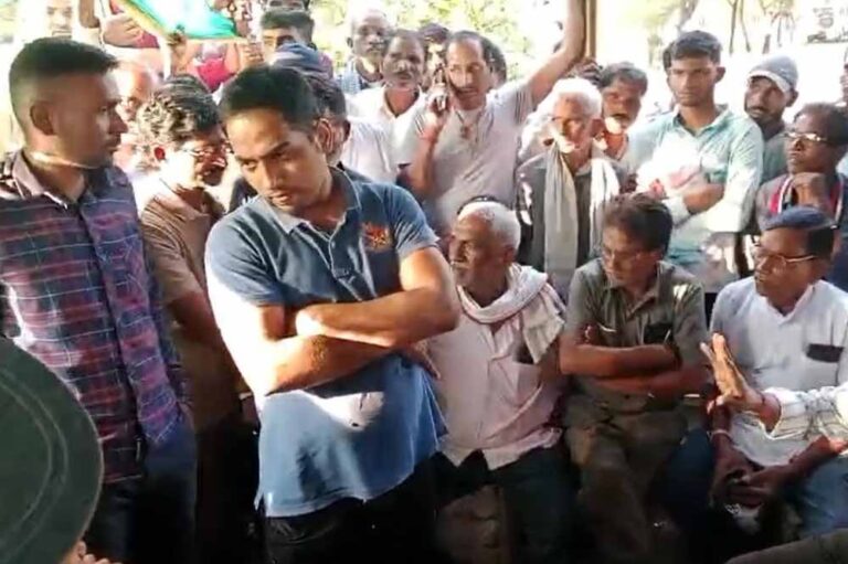 धर्मांतरण विवाद: शव दफनाने को लेकर हंगामा, प्रशासन की हस्तक्षेप से सुलझा मामला, दूसरे जिले में किया गया अंतिम संस्कार धर्मांतरण विवाद: शव दफनाने को लेकर हंगामा, प्रशासन की हस्तक्षेप से सुलझा मामला, दूसरे जिले में किया गया अंतिम संस्कार