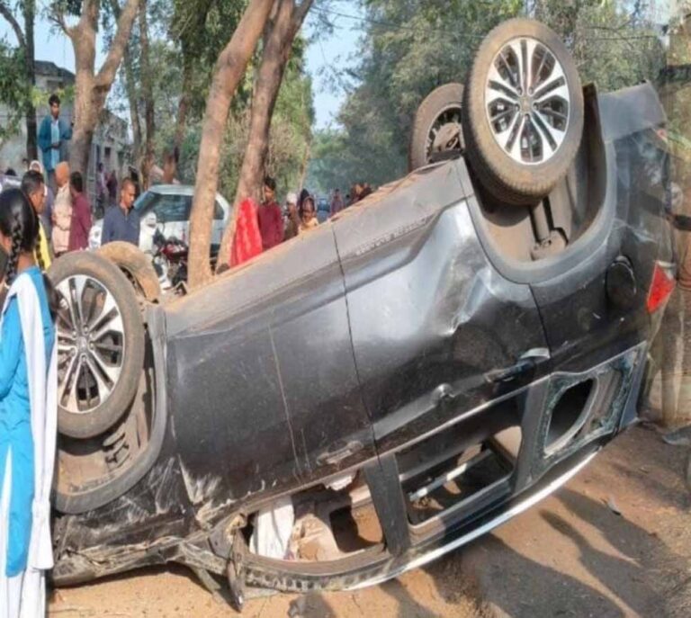 तेज रफ्तार कार ने बस स्टॉप पर इंतजार कर रहे ग्रामीणों को मारी टक्कर, एक की मौत, मां-बेटी गंभीर