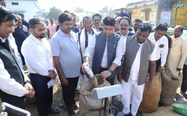 राजस्व मंत्री टंकराम वर्मा ने कांकेर जिला के मालगांव खरीदी केन्द्र में पूजा अर्चना कर धान खरीदी का किया शुभारंभ