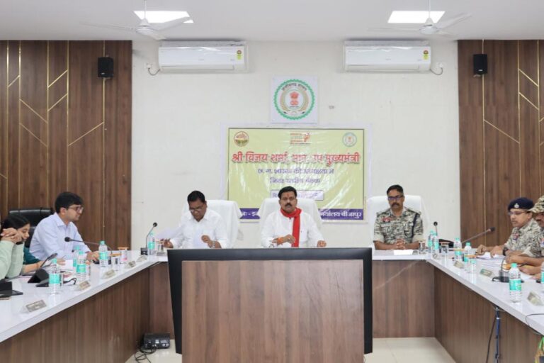 रायपुर : उपमुख्यमंत्री  विजय शर्मा ने बीजापुर में नक्सल उन्मूलन एवं अंदरूनी क्षेत्रों में विकास कार्यों की ली समीक्षा