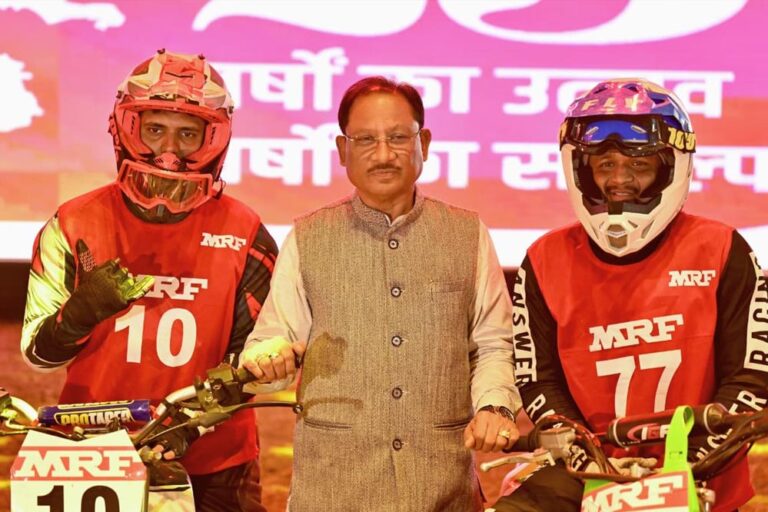 रायपुर : राष्ट्रीय सुपरक्रॉस बाइक रेसिंग चैंपियनशिप-2025 का रोमांच रायपुर में : मुख्यमंत्री  विष्णु देव साय ने बढ़ाया युवाओं का हौसला