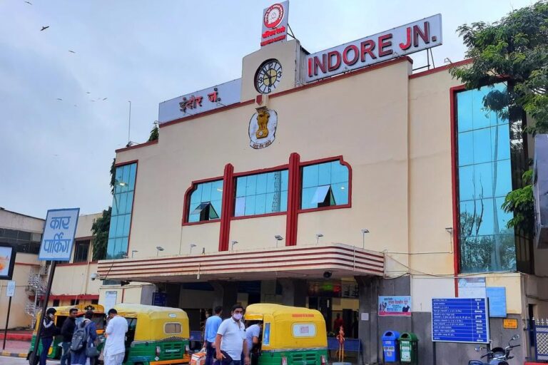 इंदौर स्टेशन पर भरोसेमंद सवारी, QR कोड से मिलेगा ऑटो-रिक्शा ड्राइवर का डेटा