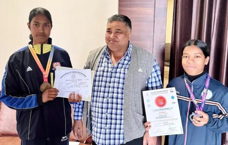 रायपुर : मार्शल आर्ट्स नेशनल प्रतियोगिता के लिए अंबिकापुर की बेटियाँ जम्मू-कश्मीर रवाना