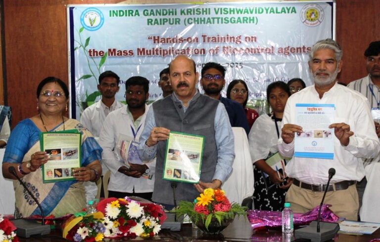 रायपुर : फसलों में बीमारियों के नियंत्रण के लिए जैव नियंत्रकों का उपयोग करें : डॉ. चंदेल रायपुर : फसलों में बीमारियों के नियंत्रण के लिए जैव नियंत्रकों का उपयोग करें : डॉ. चंदेल