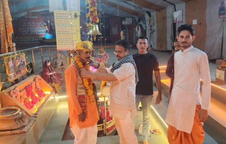 खंडवा में मुस्लिम युवक ने दिखाया सनातन प्रेम, महादेवगढ़ मंदिर की चौकीदारी संभालेंगे खंडवा में मुस्लिम युवक ने दिखाया सनातन प्रेम, महादेवगढ़ मंदिर की चौकीदारी संभालेंगे