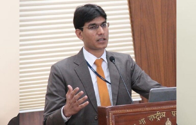 मुरैना कलेक्टर ने दिखाया सख्ती, मीटिंग में समय पर न पहुंचे 13 कर्मचारियों को सस्पेंड किया