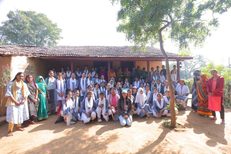 ज्ञान पर्यटन में छात्राओं ने जाना ग्रामीण जीवन का सार