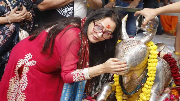 जया प्रदा महाकाल मंदिर में पहुंचीं, धर्मेंद्र की लंबी उम्र और अच्छी सेहत की मांगी कामना जया प्रदा महाकाल मंदिर में पहुंचीं, धर्मेंद्र की लंबी उम्र और अच्छी सेहत की मांगी कामना